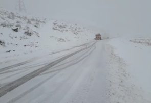 بارش برف و کولاک شدید در گردنه گاماسیاب در محور نهاوند به نورآباد