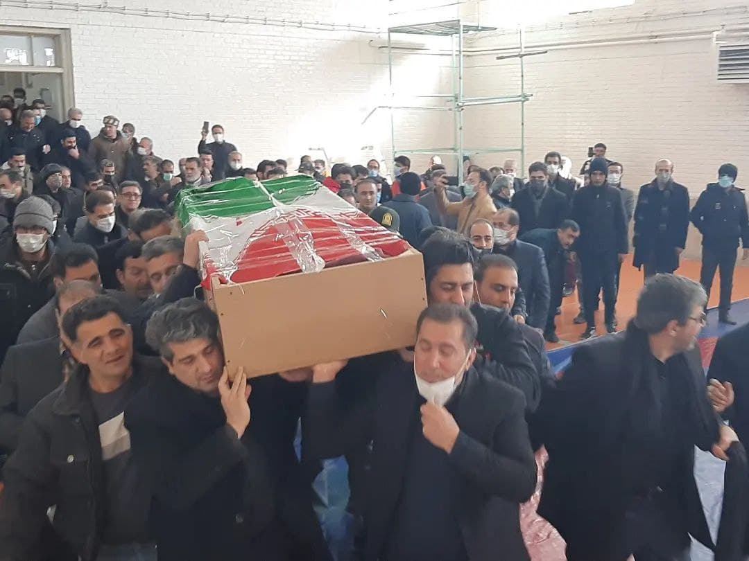 گزارش تصویری وداع جامعه ورزش نهاوند با پهلوان سماوات / دور افتخار پیشکسوت کشتی کشور بر شانه های شاگردان