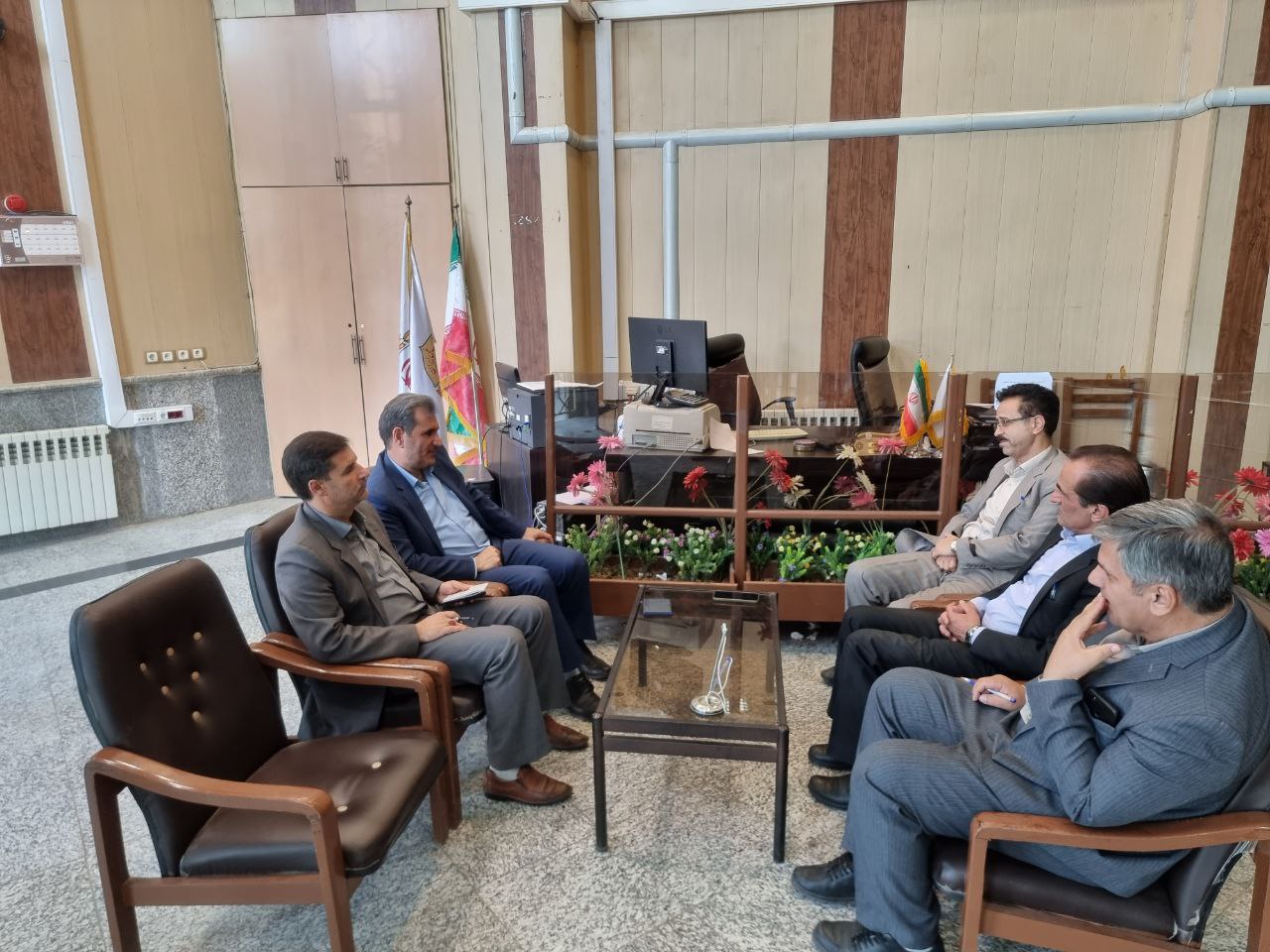 بازدید مسئولان نهاوند از شعبه توزیع ارز اربعین