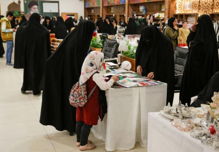 برپایی بازارچه کمک به جبهه مقاومت در نهاوند+ فیلم