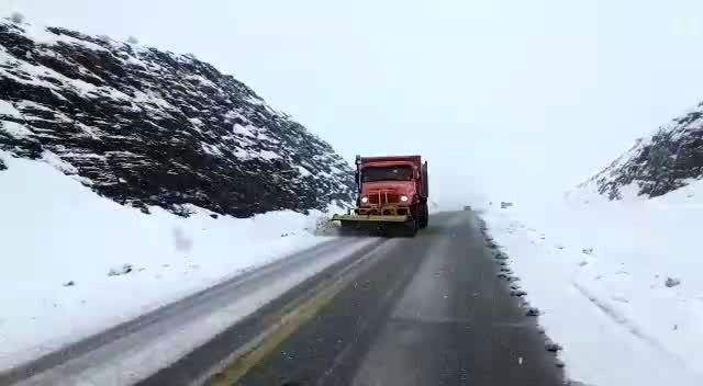 گردنه‌های برفی نهاوند و تلاش راهداران+ فیلم