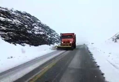 گردنه‌های برفی نهاوند و تلاش راهداران+ فیلم